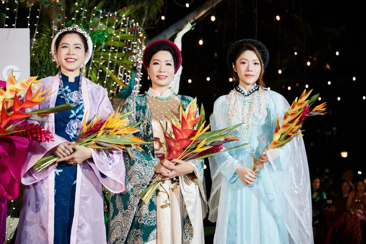 D&agrave;n nghệ sĩ nhiều thế hệ c&ugrave;ng t&ocirc;n vinh h&agrave;nh tr&igrave;nh di sản của L&atilde;nh Mỹ A tr&ecirc;n s&acirc;n khấu thời trang - Ảnh 10.