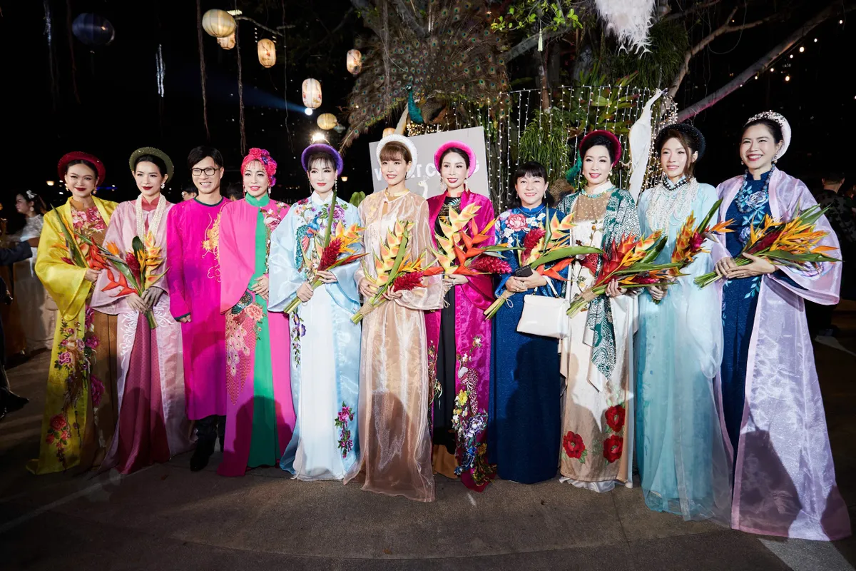 D&agrave;n nghệ sĩ nhiều thế hệ c&ugrave;ng t&ocirc;n vinh h&agrave;nh tr&igrave;nh di sản của L&atilde;nh Mỹ A tr&ecirc;n s&acirc;n khấu thời trang - Ảnh 9.