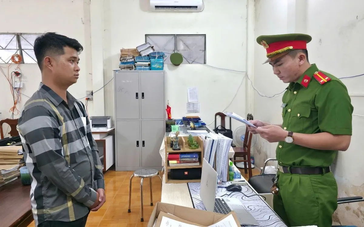 Cơ quan điều tra thi hành Lệnh bắt bị can để tạm giam đối với Nguyễn Công Trọng.

