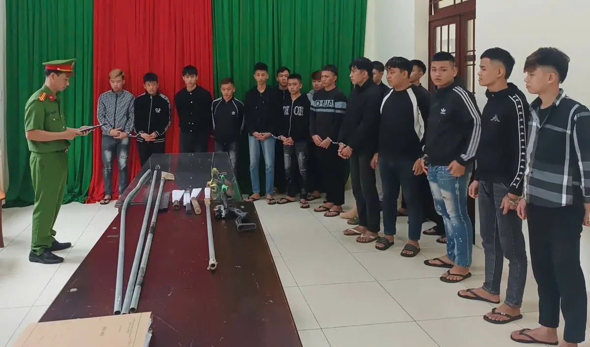 Mang dao, rựa đi đ&aacute;nh nhau trong đ&ecirc;m, 20 thanh thiếu ni&ecirc;n bị khởi tố - Ảnh 1.