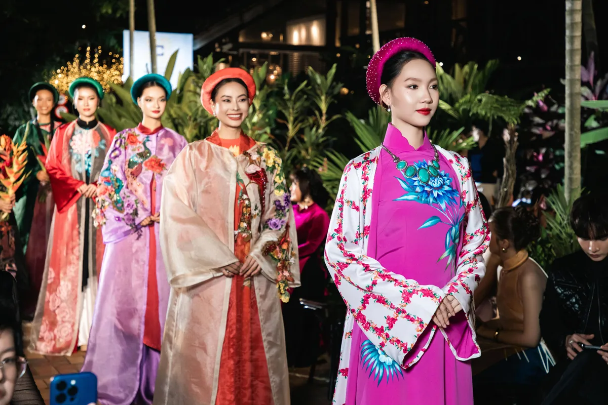 D&agrave;n nghệ sĩ nhiều thế hệ c&ugrave;ng t&ocirc;n vinh h&agrave;nh tr&igrave;nh di sản của L&atilde;nh Mỹ A tr&ecirc;n s&acirc;n khấu thời trang - Ảnh 8.