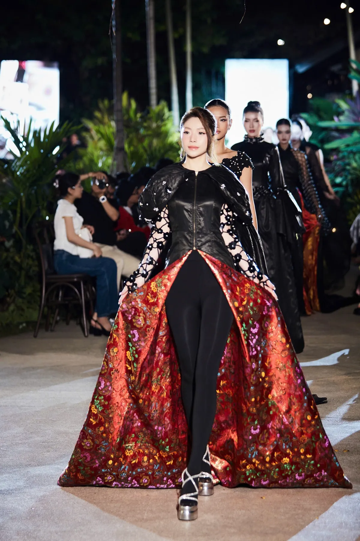 D&agrave;n nghệ sĩ nhiều thế hệ c&ugrave;ng t&ocirc;n vinh h&agrave;nh tr&igrave;nh di sản của L&atilde;nh Mỹ A tr&ecirc;n s&acirc;n khấu thời trang - Ảnh 3.