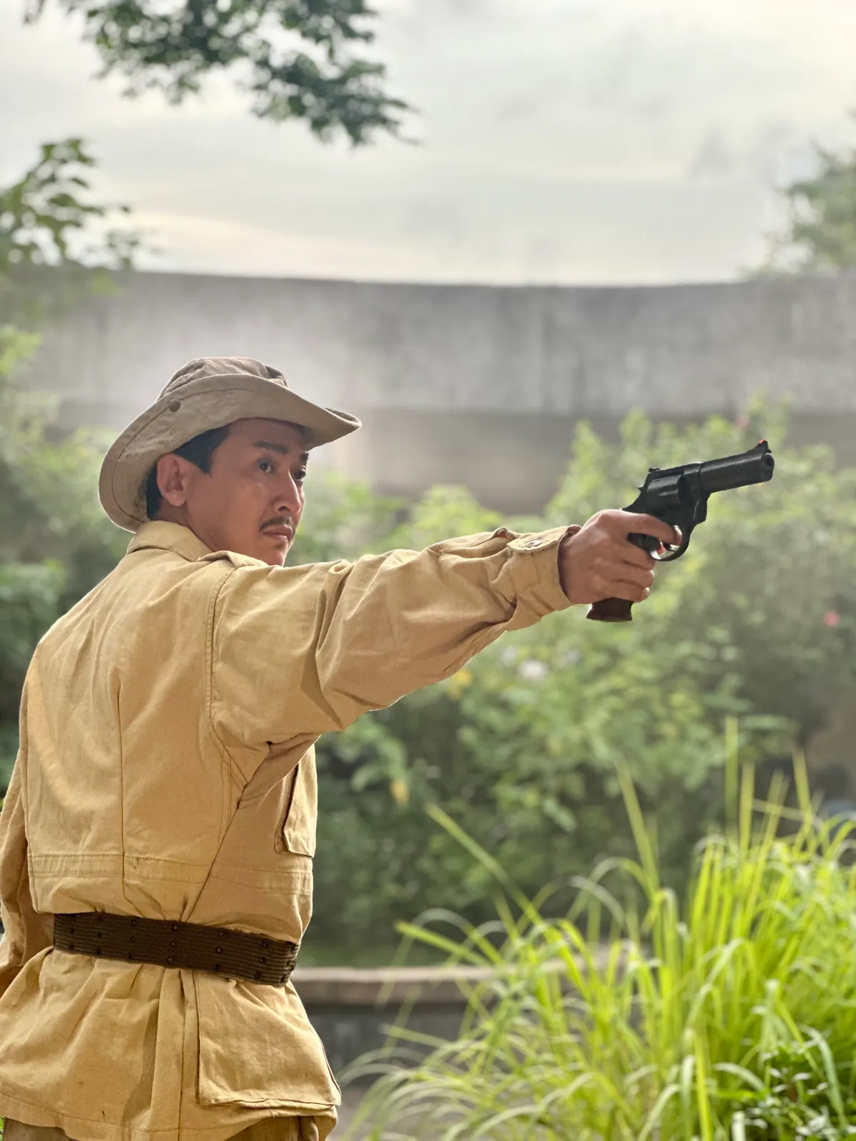 Sau "Mưa đỏ", Hứa Vĩ Văn t&aacute;i xuất với vai chiến sĩ t&igrave;nh b&aacute;o - Ảnh 3.