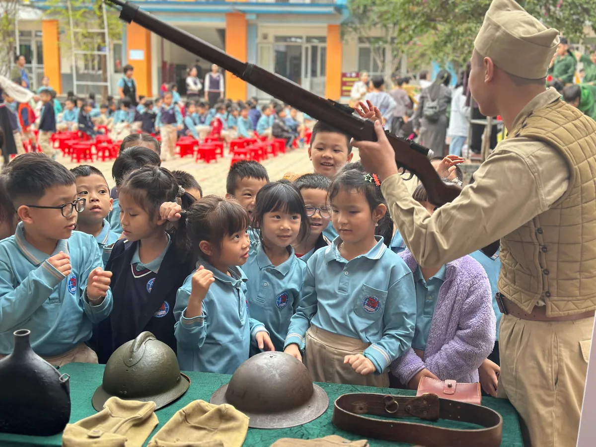 Tiết học lịch sử "kh&ocirc;ng khoảng c&aacute;ch": Đưa &ldquo;bảo t&agrave;ng&rdquo; tới s&acirc;n trường- Ảnh 1.