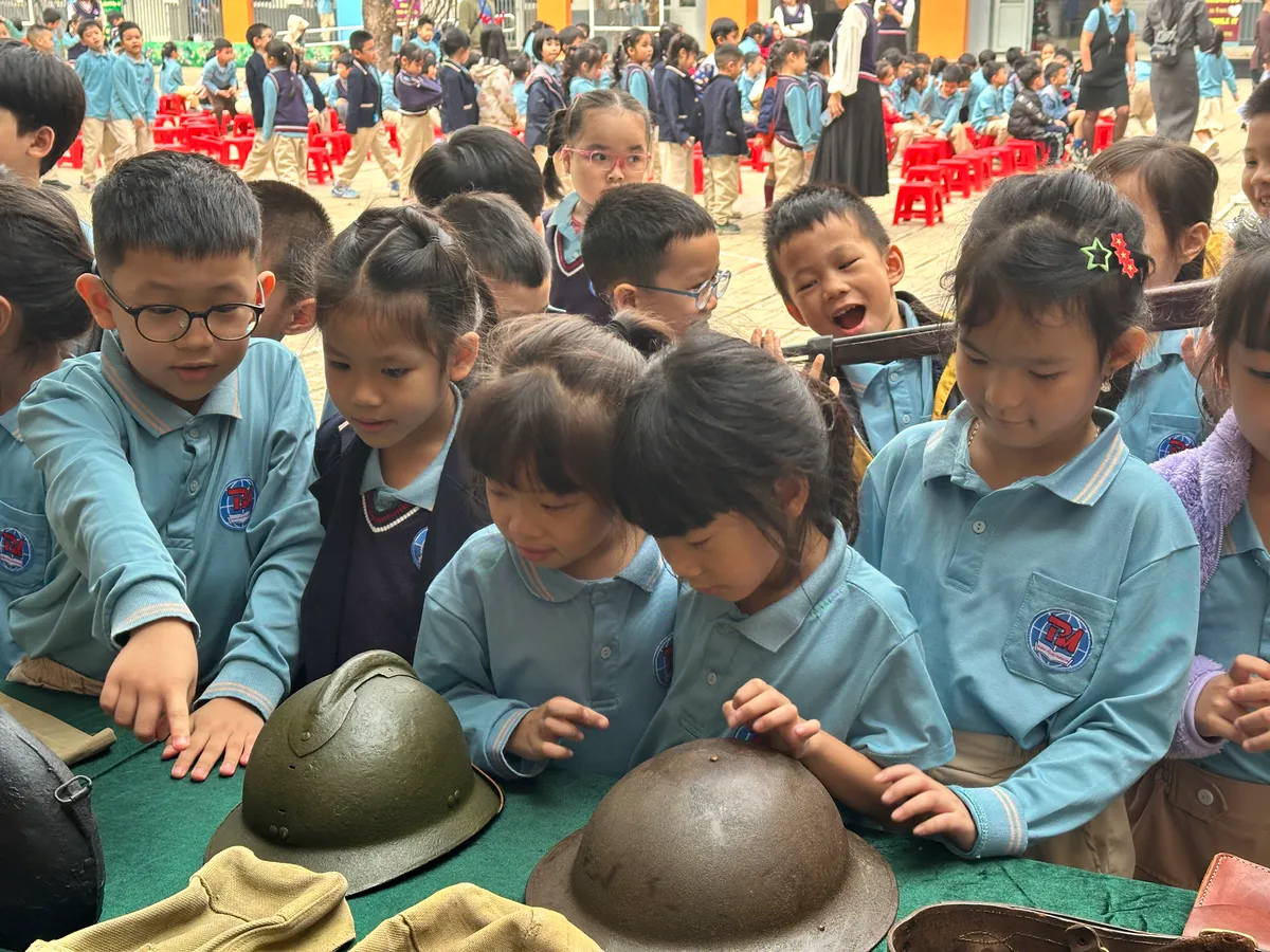 Tiết học lịch sử "kh&ocirc;ng khoảng c&aacute;ch": Đưa &ldquo;bảo t&agrave;ng&rdquo; tới s&acirc;n trường- Ảnh 2.