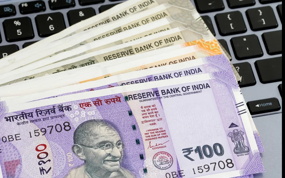 Đồng rupee giảm giá mạnh nhất châu Á trong năm 2025