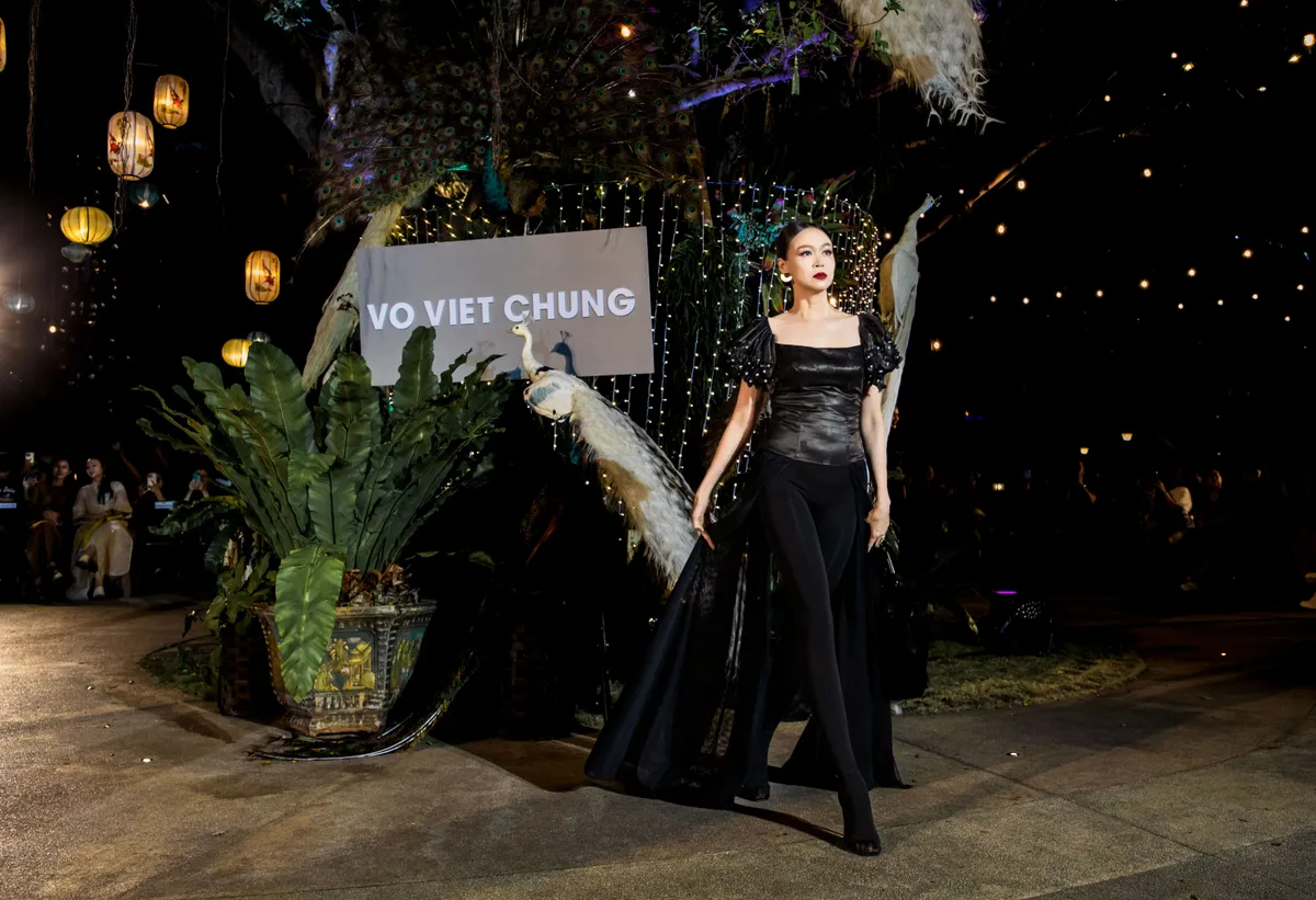 D&agrave;n nghệ sĩ nhiều thế hệ c&ugrave;ng t&ocirc;n vinh h&agrave;nh tr&igrave;nh di sản của L&atilde;nh Mỹ A tr&ecirc;n s&acirc;n khấu thời trang - Ảnh 6.