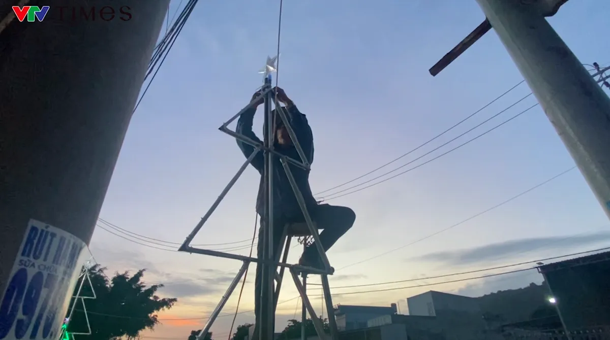 TP Hồ Ch&iacute; Minh: Kh&ocirc;ng kh&iacute; đ&oacute;n lễ Gi&aacute;ng Sinh rộn r&agrave;ng tại c&aacute;c xứ đạo ven biển   - Ảnh 10.