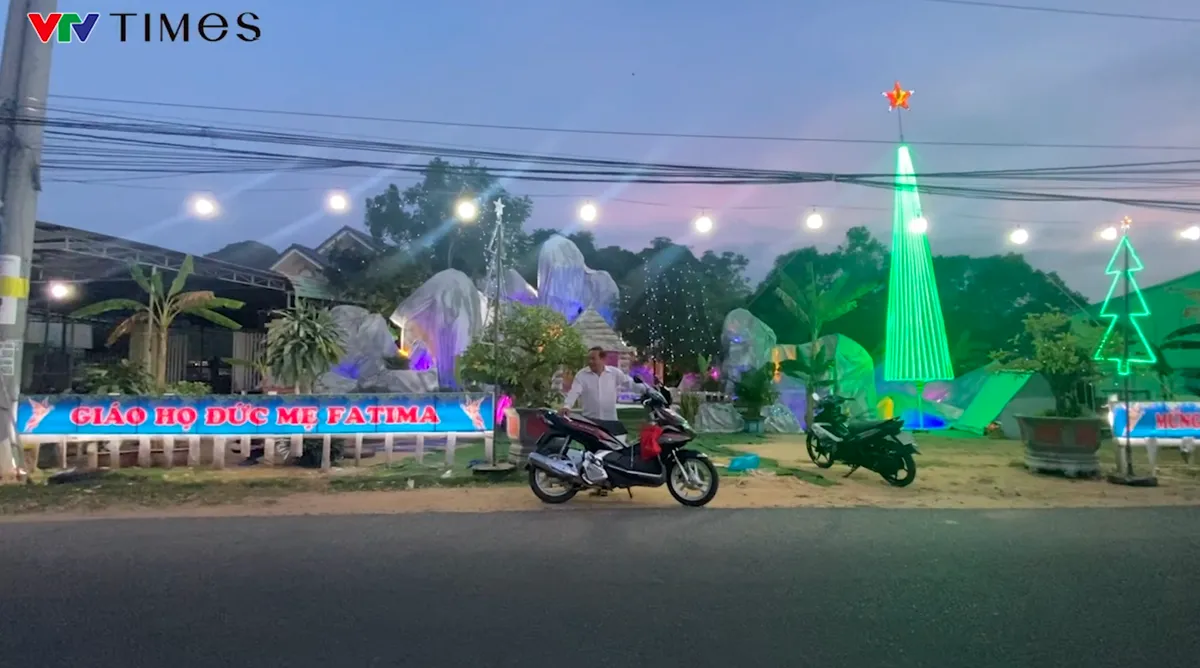 TP Hồ Ch&iacute; Minh: Kh&ocirc;ng kh&iacute; đ&oacute;n lễ Gi&aacute;ng Sinh rộn r&agrave;ng tại c&aacute;c xứ đạo ven biển   - Ảnh 14.