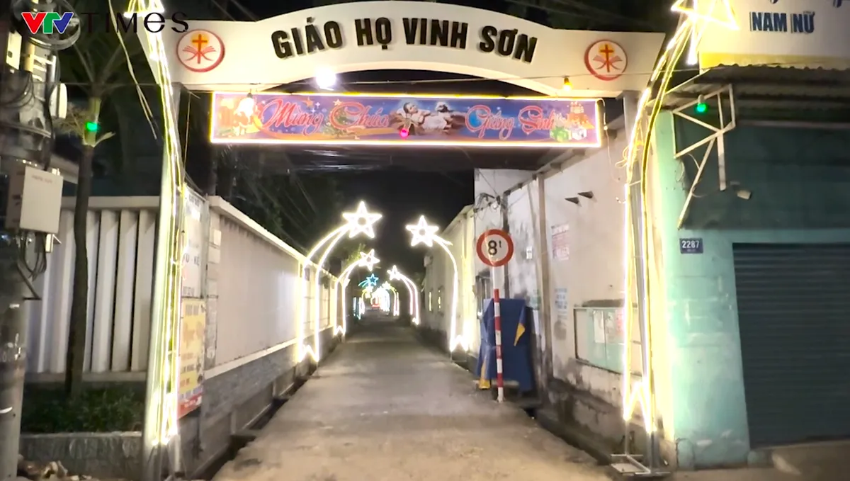 TP Hồ Ch&iacute; Minh: Kh&ocirc;ng kh&iacute; đ&oacute;n lễ Gi&aacute;ng Sinh rộn r&agrave;ng tại c&aacute;c xứ đạo ven biển   - Ảnh 5.