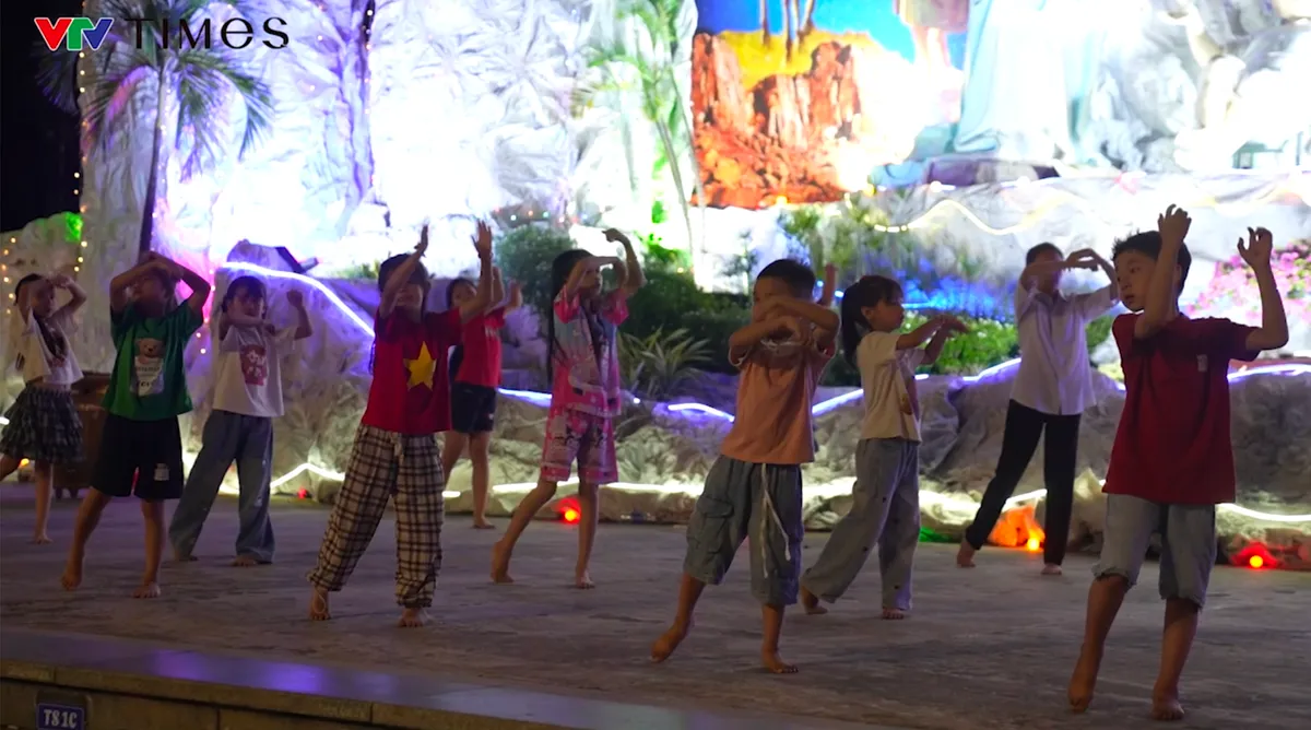 TP Hồ Ch&iacute; Minh: Kh&ocirc;ng kh&iacute; đ&oacute;n lễ Gi&aacute;ng Sinh rộn r&agrave;ng tại c&aacute;c xứ đạo ven biển   - Ảnh 8.