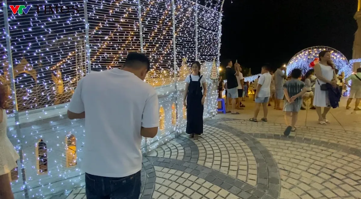 TP Hồ Ch&iacute; Minh: Kh&ocirc;ng kh&iacute; đ&oacute;n lễ Gi&aacute;ng Sinh rộn r&agrave;ng tại c&aacute;c xứ đạo ven biển   - Ảnh 17.