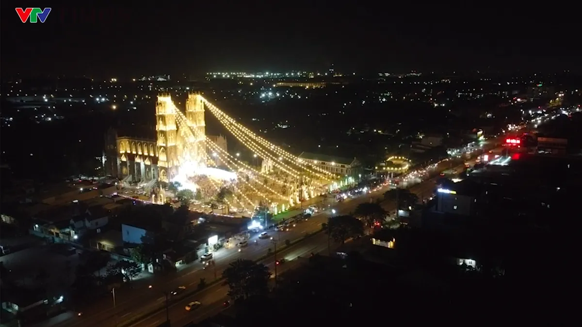 TP Hồ Ch&iacute; Minh: Kh&ocirc;ng kh&iacute; đ&oacute;n lễ Gi&aacute;ng Sinh rộn r&agrave;ng tại c&aacute;c xứ đạo ven biển   - Ảnh 18.