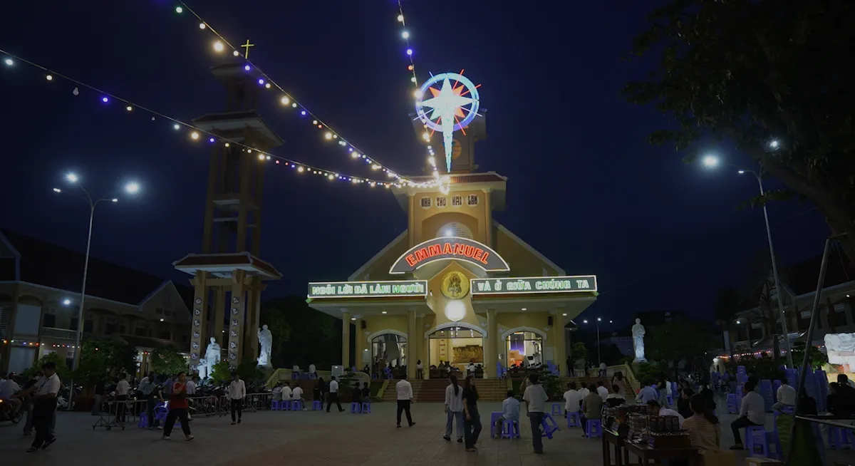 TP Hồ Ch&iacute; Minh: Kh&ocirc;ng kh&iacute; đ&oacute;n lễ Gi&aacute;ng Sinh rộn r&agrave;ng tại c&aacute;c xứ đạo ven biển   - Ảnh 15.