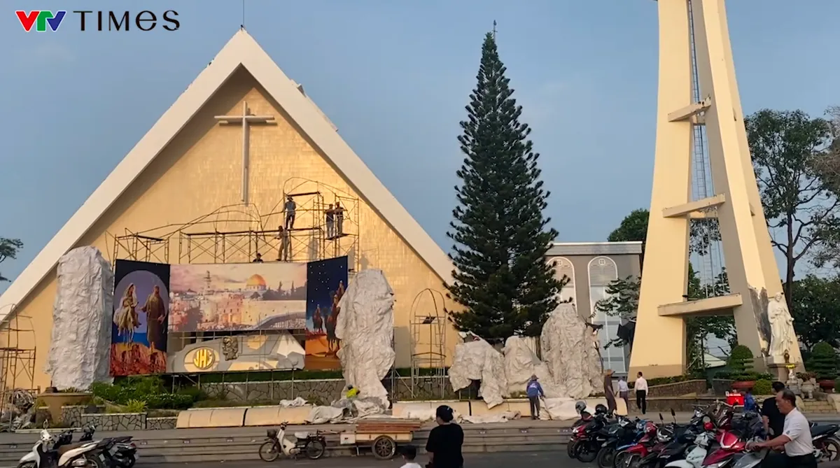 TP Hồ Ch&iacute; Minh: Kh&ocirc;ng kh&iacute; đ&oacute;n lễ Gi&aacute;ng Sinh rộn r&agrave;ng tại c&aacute;c xứ đạo ven biển   - Ảnh 1.