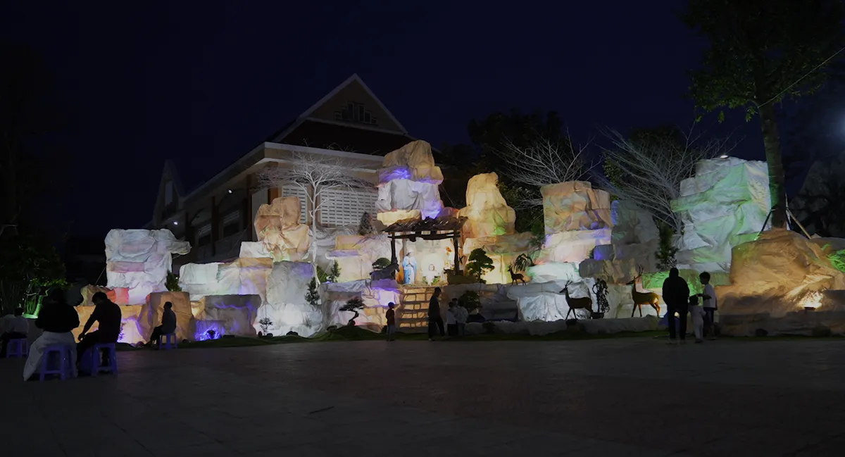 TP Hồ Ch&iacute; Minh: Kh&ocirc;ng kh&iacute; đ&oacute;n lễ Gi&aacute;ng Sinh rộn r&agrave;ng tại c&aacute;c xứ đạo ven biển   - Ảnh 16.