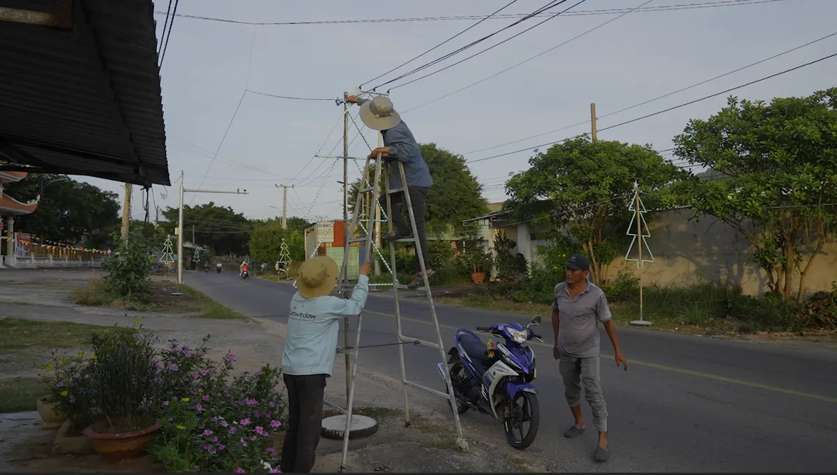 TP Hồ Ch&iacute; Minh: Kh&ocirc;ng kh&iacute; đ&oacute;n lễ Gi&aacute;ng Sinh rộn r&agrave;ng tại c&aacute;c xứ đạo ven biển   - Ảnh 11.