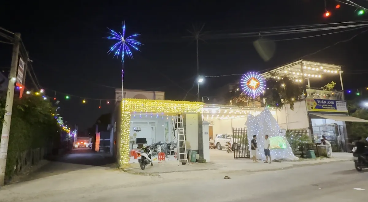 TP Hồ Ch&iacute; Minh: Kh&ocirc;ng kh&iacute; đ&oacute;n lễ Gi&aacute;ng Sinh rộn r&agrave;ng tại c&aacute;c xứ đạo ven biển   - Ảnh 6.