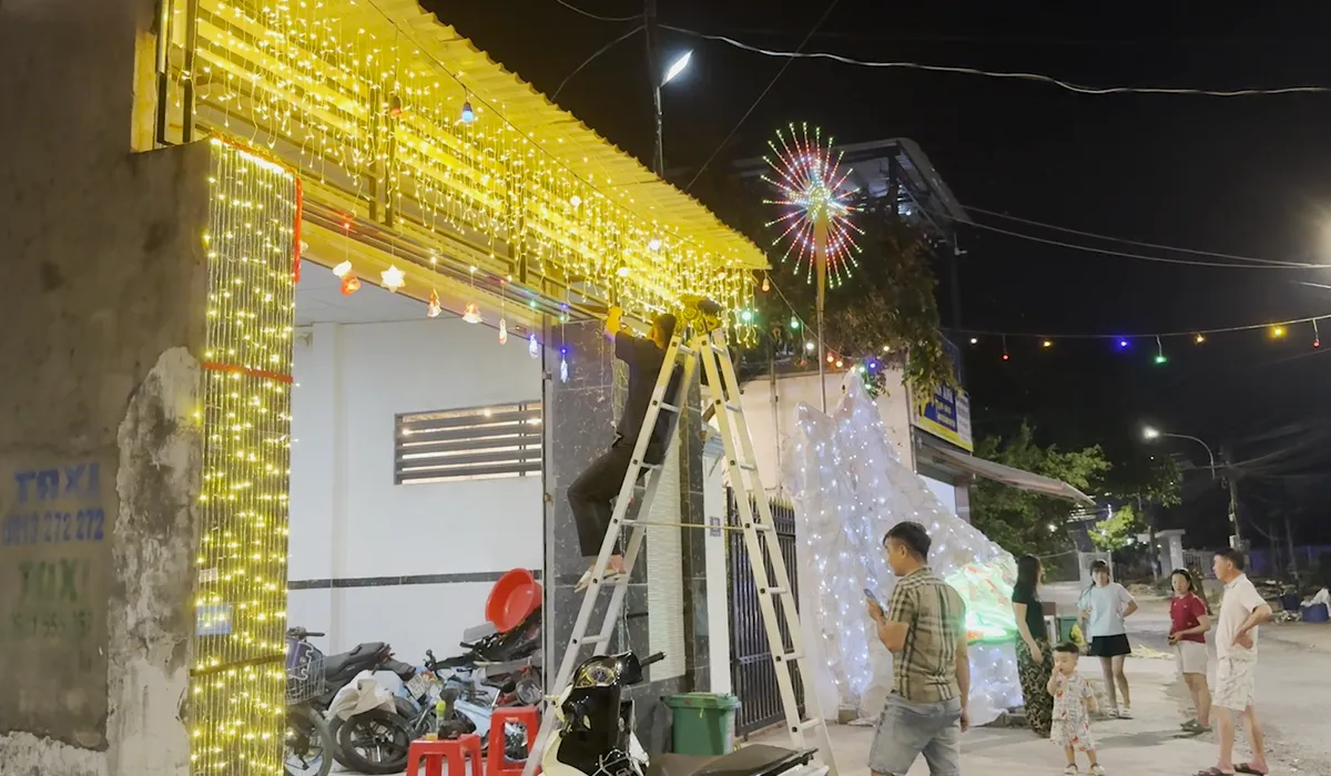 TP Hồ Ch&iacute; Minh: Kh&ocirc;ng kh&iacute; đ&oacute;n lễ Gi&aacute;ng Sinh rộn r&agrave;ng tại c&aacute;c xứ đạo ven biển   - Ảnh 4.