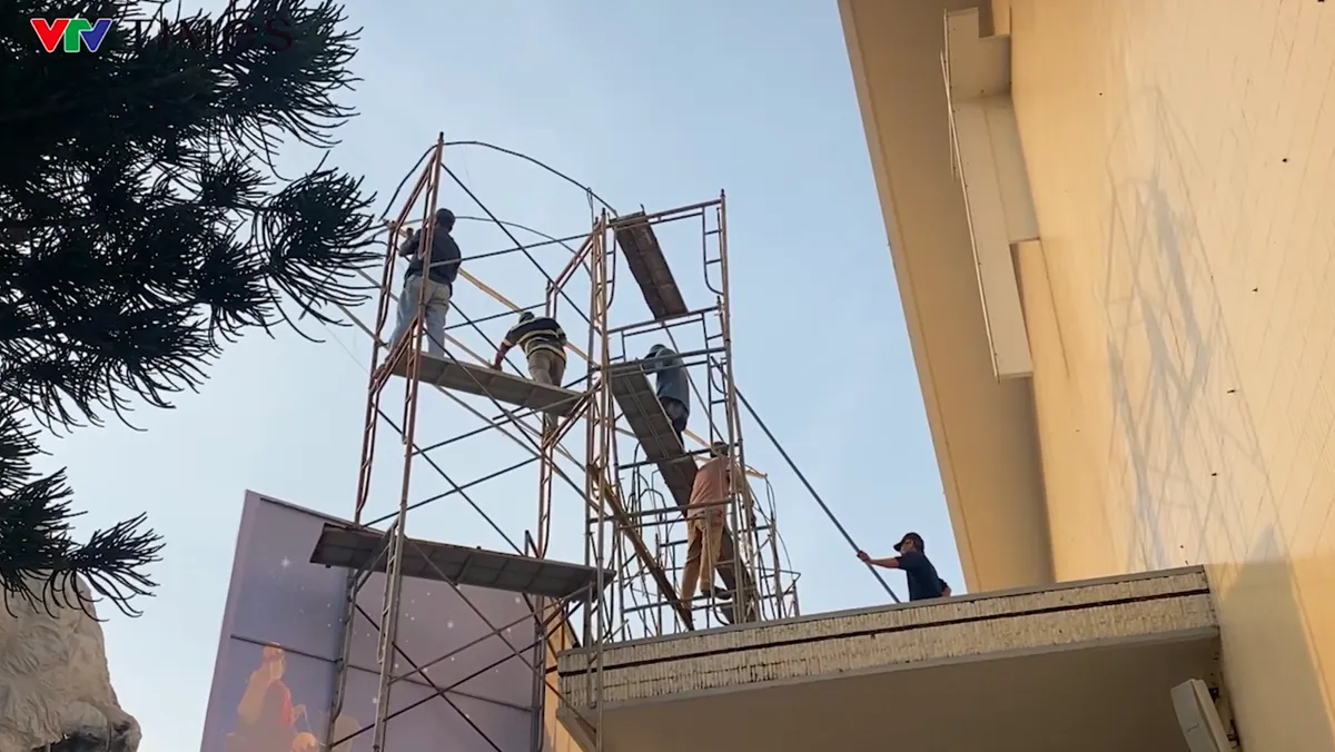 TP Hồ Ch&iacute; Minh: Kh&ocirc;ng kh&iacute; đ&oacute;n lễ Gi&aacute;ng Sinh rộn r&agrave;ng tại c&aacute;c xứ đạo ven biển   - Ảnh 2.