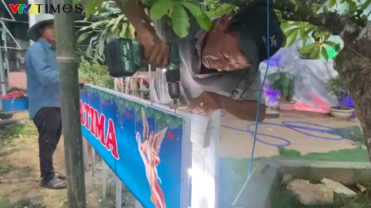 TP Hồ Ch&iacute; Minh: Kh&ocirc;ng kh&iacute; đ&oacute;n lễ Gi&aacute;ng Sinh rộn r&agrave;ng tại c&aacute;c xứ đạo ven biển   - Ảnh 13.