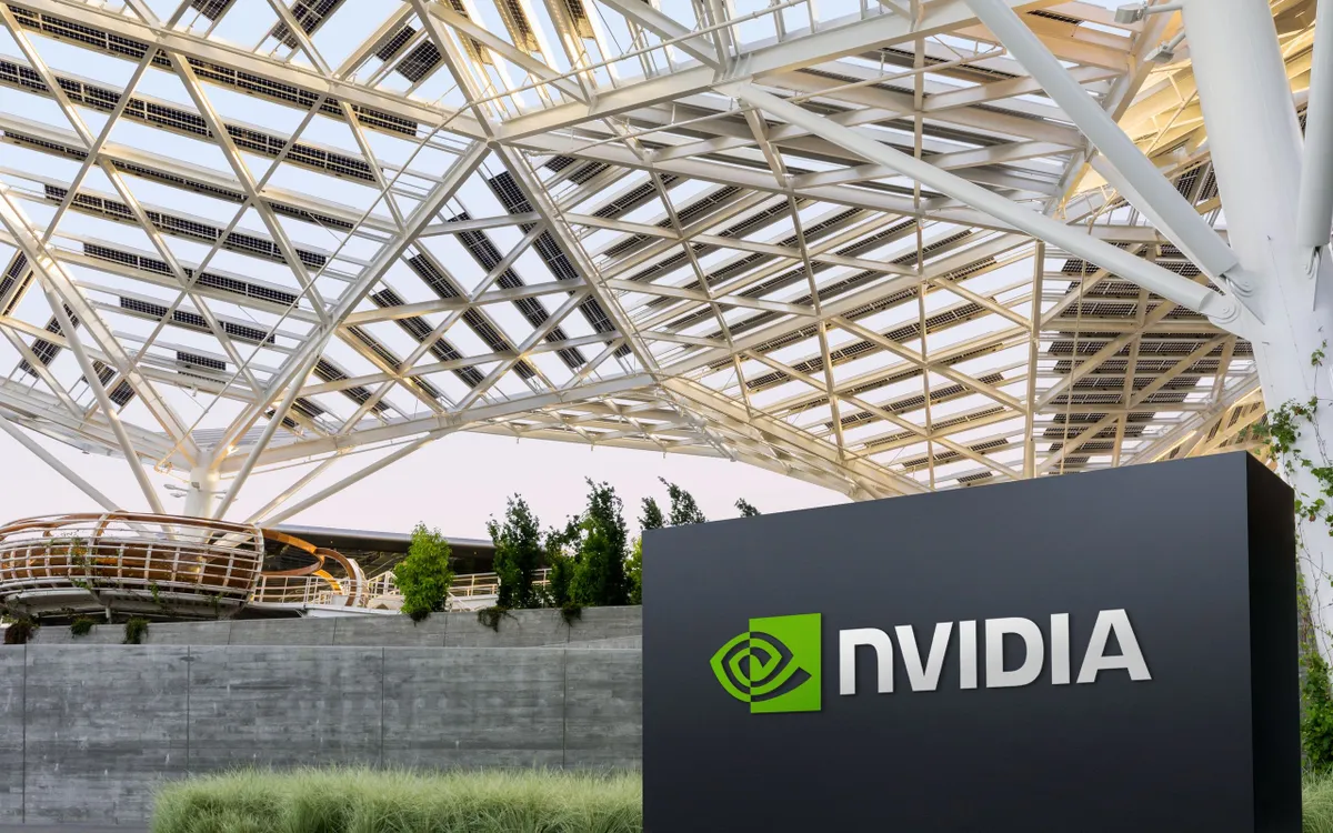 Reuters: Nvidia dự định giao chip H200 cho kh&aacute;ch h&agrave;ng Trung Quốc v&agrave;o giữa th&aacute;ng 2 - Ảnh 1.