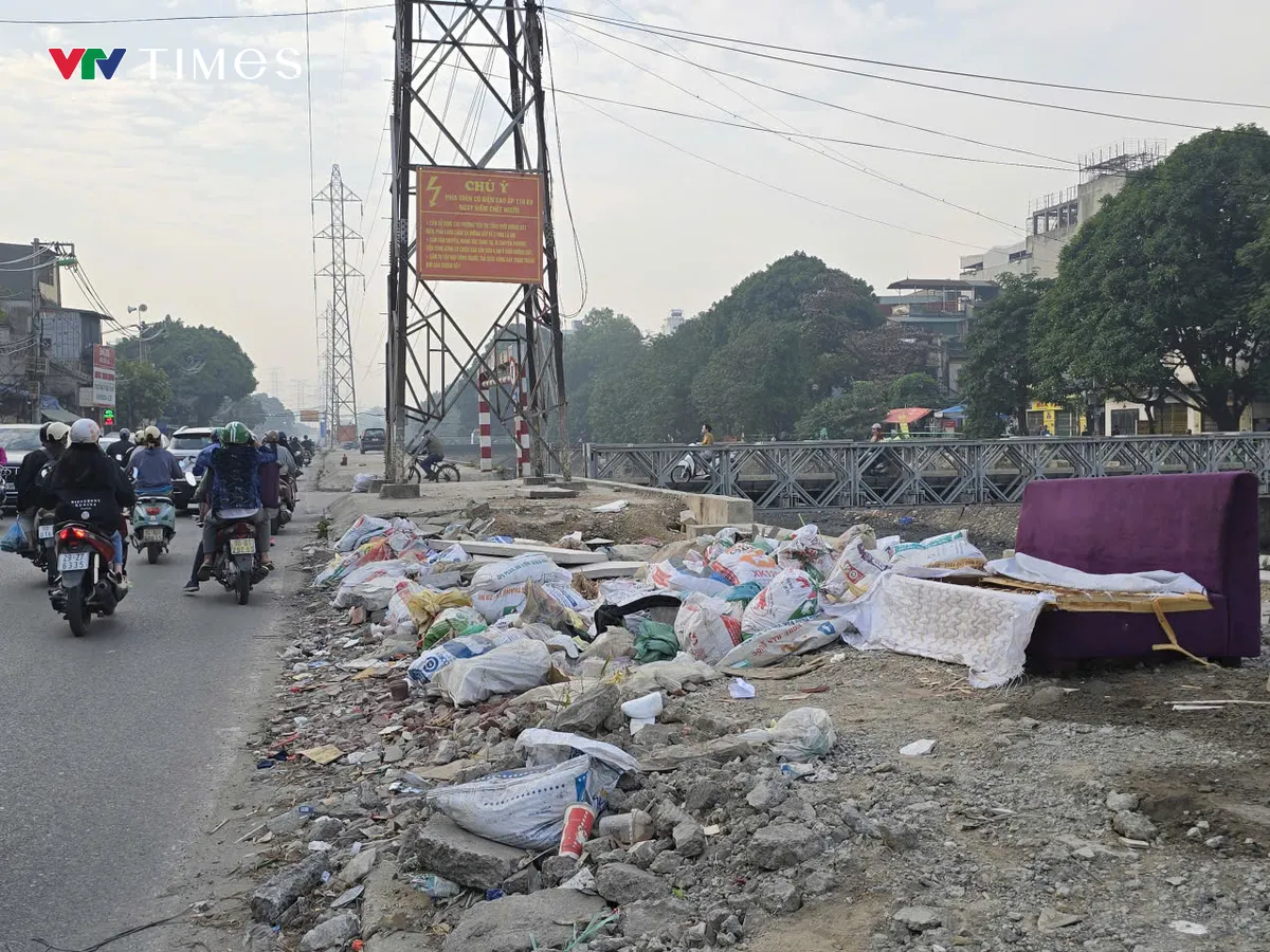 H&agrave; Nội: T&aacute;i diễn t&igrave;nh trạng chạc thải x&acirc;y dựng tr&agrave;n lan ven đường Tam Trinh - Ảnh 7.