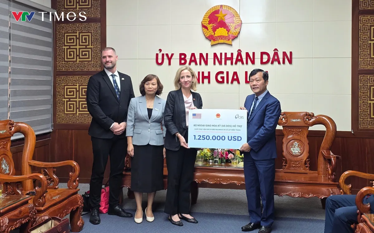 Bà Melissa Anne Brown - Tổng Lãnh sự Hoa Kỳ tại TP. Hồ Chí Minh đã trao biển tượng trưng khoản viện trợ trị giá 1,25 triệu USD cho lãnh đạo Cục Quản lý đê điều và Phòng, chống thiên tai.