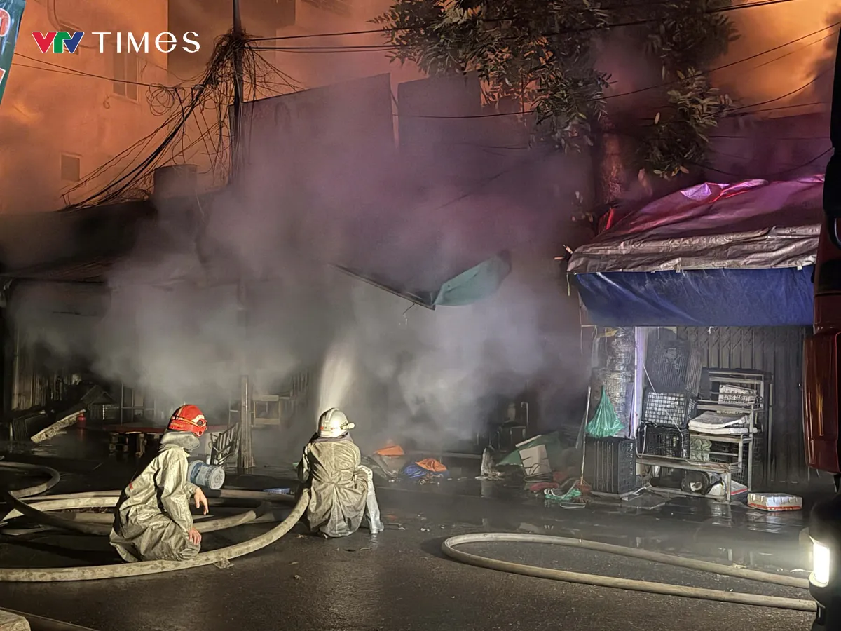 Ch&aacute;y lớn tại Chợ Xanh l&uacute;c rạng s&aacute;ng- Ảnh 1.