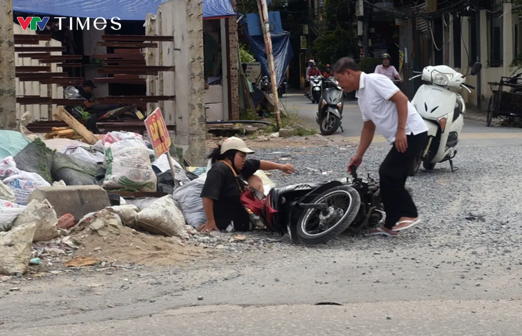 H&agrave; Nội: T&aacute;i diễn t&igrave;nh trạng chạc thải x&acirc;y dựng tr&agrave;n lan ven đường Tam Trinh - Ảnh 2.