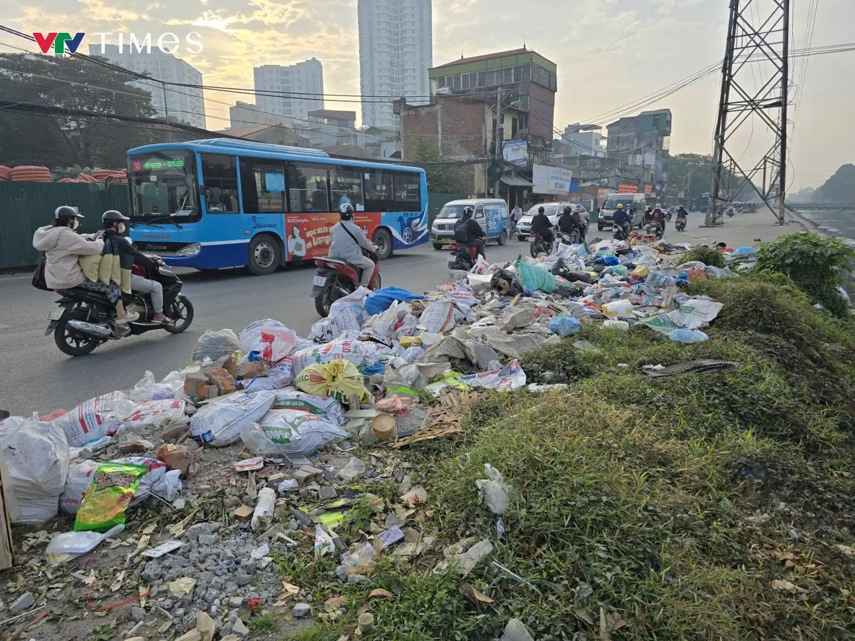 H&agrave; Nội: T&aacute;i diễn t&igrave;nh trạng chạc thải x&acirc;y dựng tr&agrave;n lan ven đường Tam Trinh - Ảnh 1.