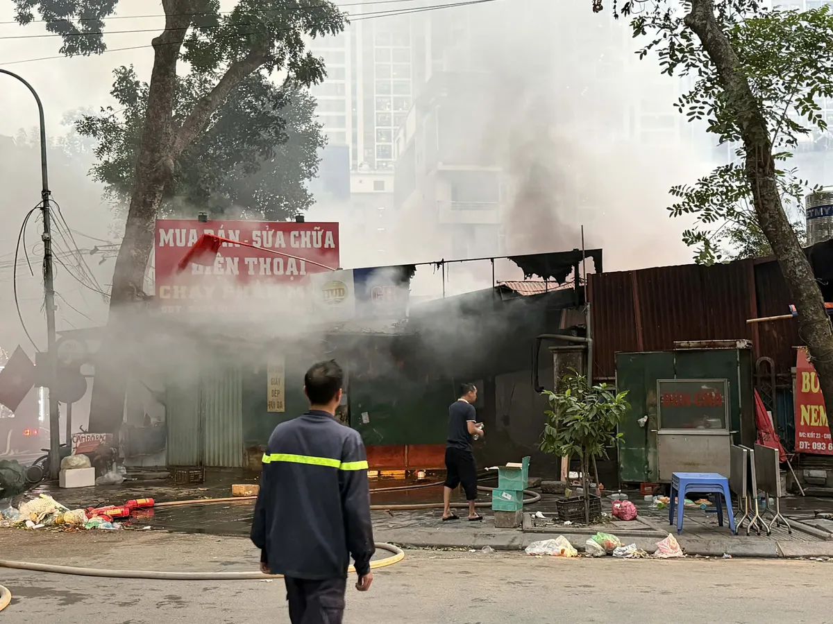 Ch&aacute;y lớn tại Chợ Xanh l&uacute;c rạng s&aacute;ng- Ảnh 4.