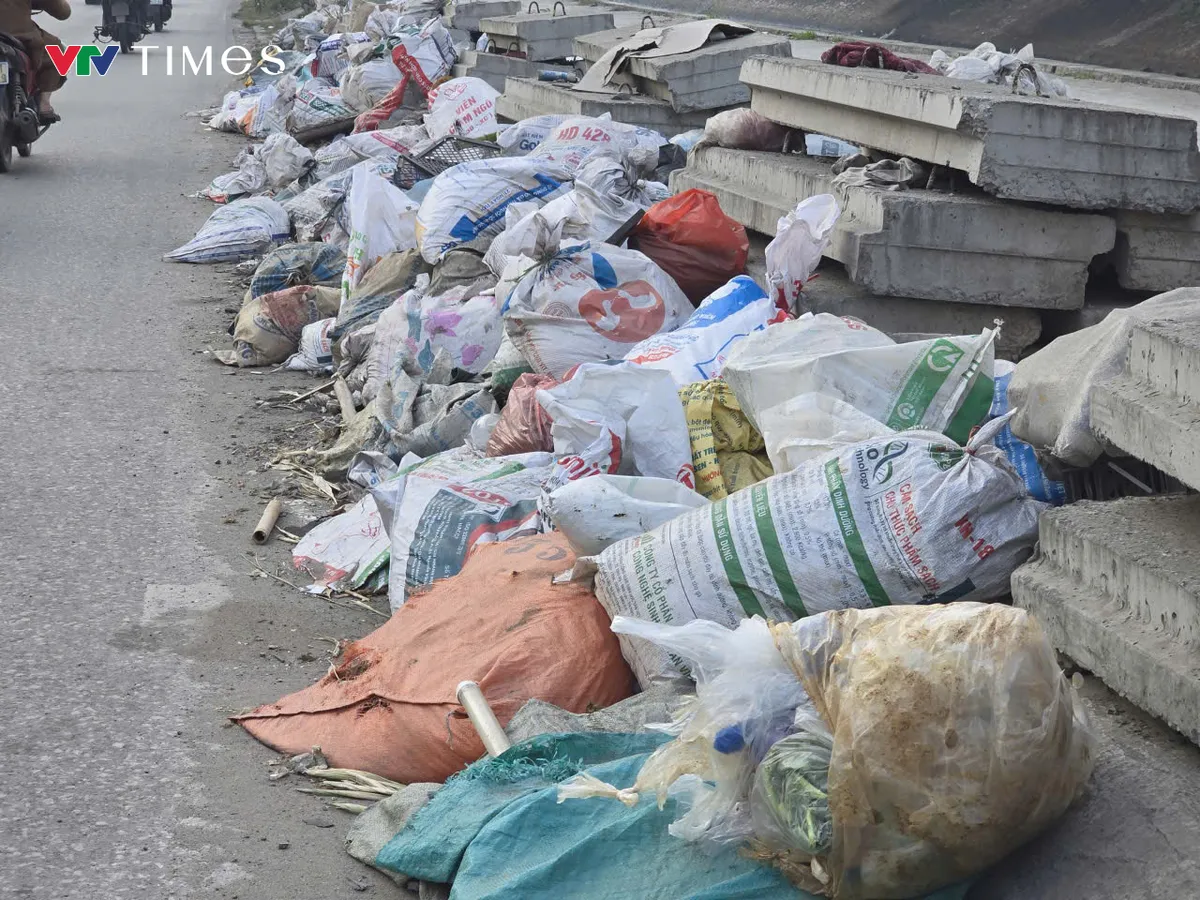 H&agrave; Nội: T&aacute;i diễn t&igrave;nh trạng chạc thải x&acirc;y dựng tr&agrave;n lan ven đường Tam Trinh - Ảnh 6.