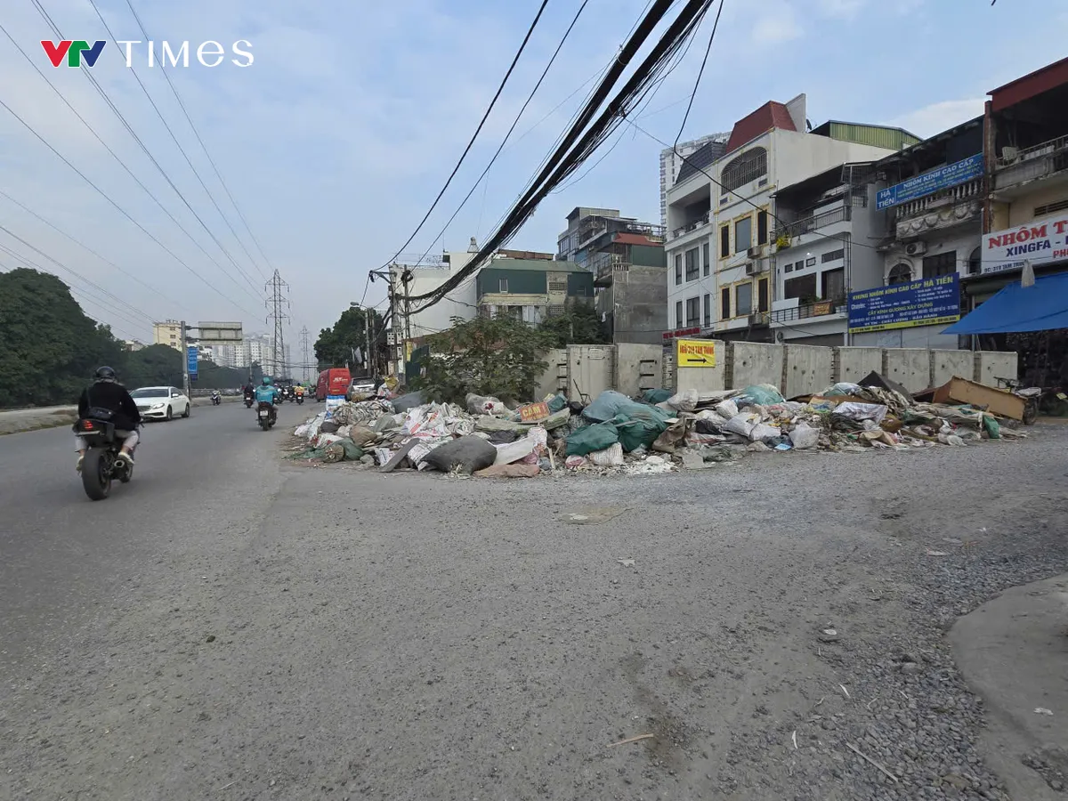 H&agrave; Nội: T&aacute;i diễn t&igrave;nh trạng chạc thải x&acirc;y dựng tr&agrave;n lan ven đường Tam Trinh - Ảnh 4.
