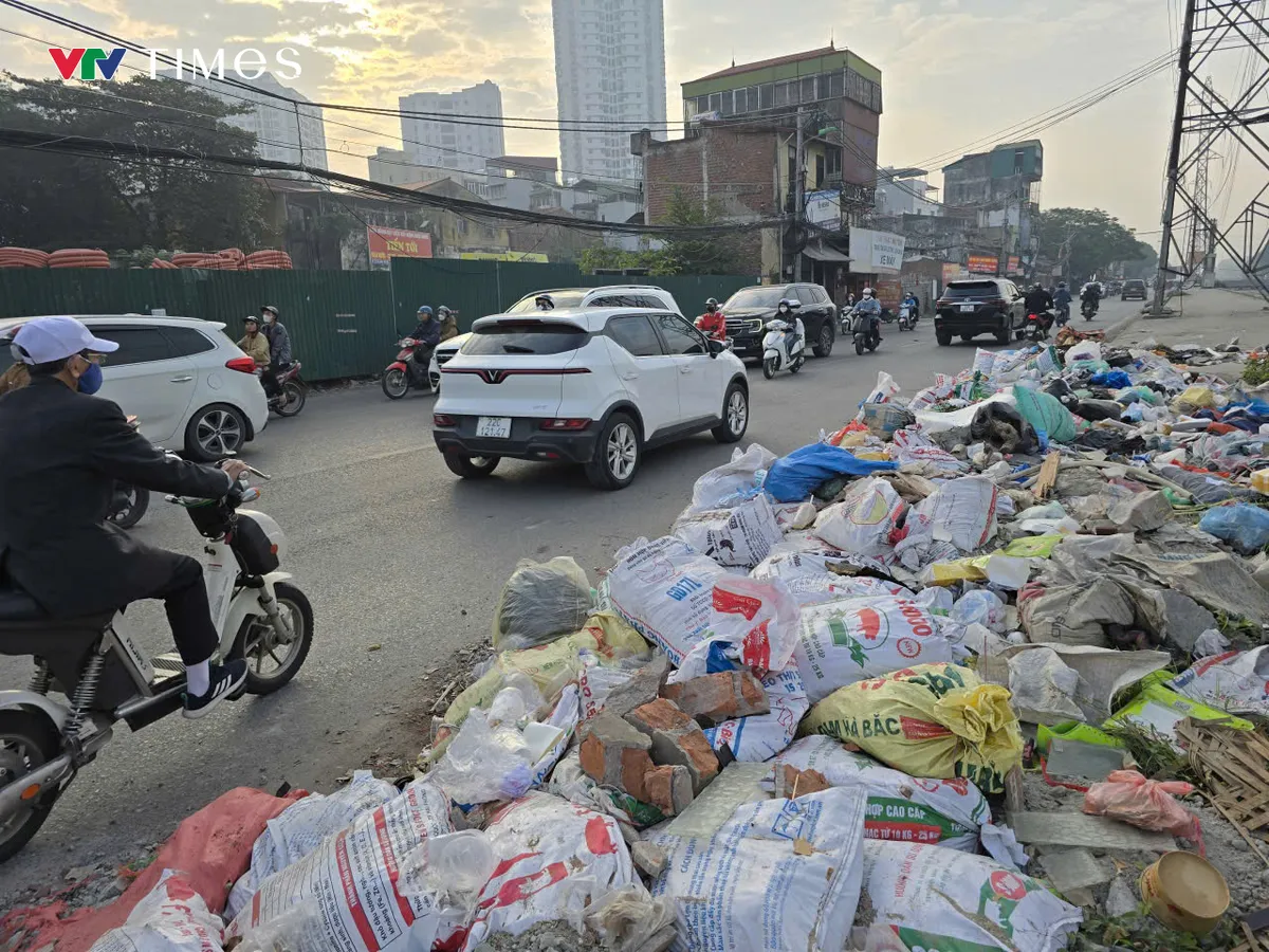 H&agrave; Nội: T&aacute;i diễn t&igrave;nh trạng chạc thải x&acirc;y dựng tr&agrave;n lan ven đường Tam Trinh - Ảnh 5.