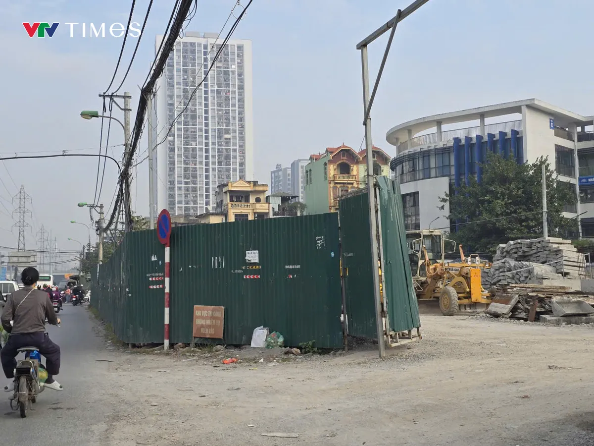 H&agrave; Nội: T&aacute;i diễn t&igrave;nh trạng chạc thải x&acirc;y dựng tr&agrave;n lan ven đường Tam Trinh - Ảnh 3.