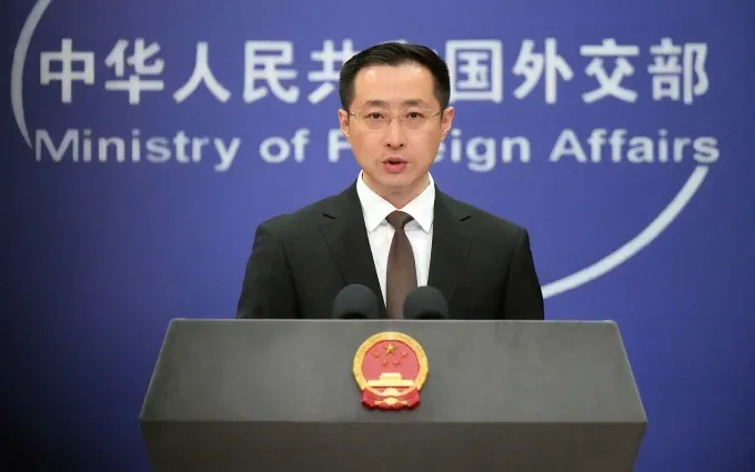 Phát ngôn viên Bộ Ngoại giao Trung Quốc Lâm Kiếm tại cuộc họp báo ở Bắc Kinh ngày 22/12. Ảnh: AFP
