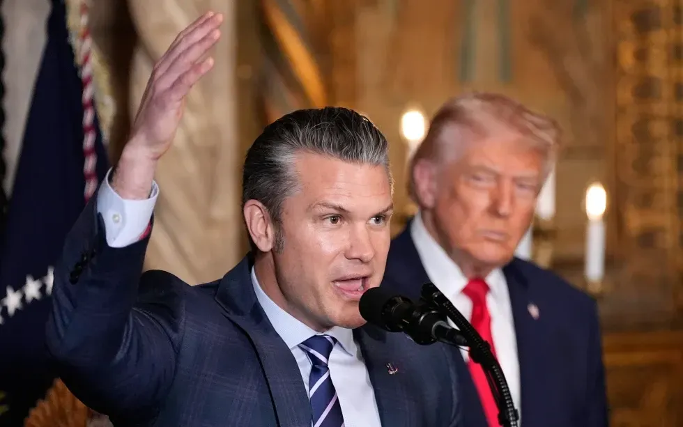 Bộ trưởng Bộ Chiến tranh Pete Hegseth phát biểu tại câu lạc bộ Mar-a-Lago của Tổng thống Trump, ở Palm Beach, Florida, ngày 22/12/2025 (Ảnh: AP)