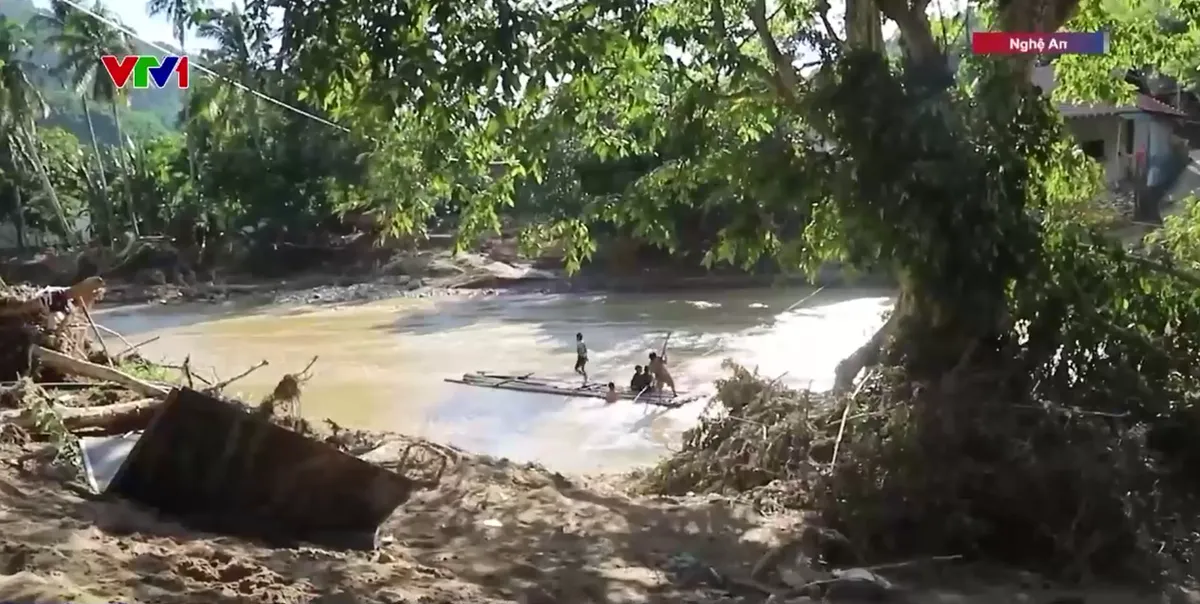 Nhiều bản l&agrave;ng ở Nghệ An bị c&ocirc; lập do lũ cuốn sập cầu - Ảnh 2.