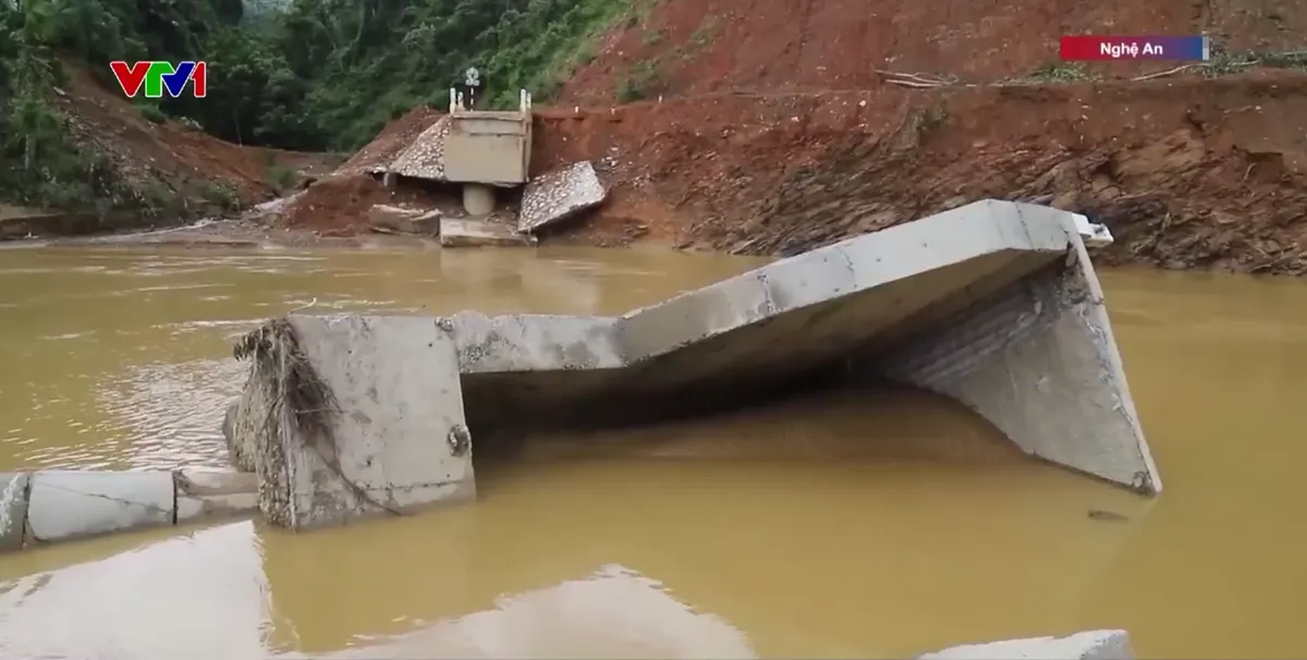 Nhiều bản l&agrave;ng ở Nghệ An bị c&ocirc; lập do lũ cuốn sập cầu - Ảnh 1.