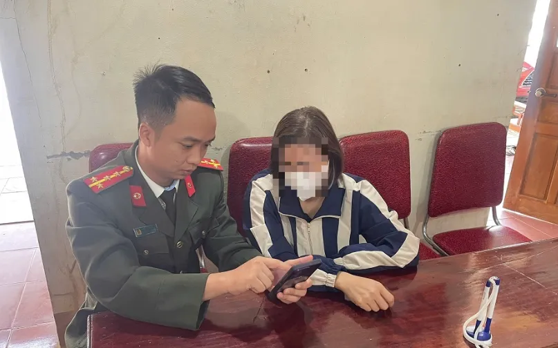 Công an xã Kim Bảng giải thích để em N. biết về các thủ đoạn lừa đảo chuyển tiền qua mạng.