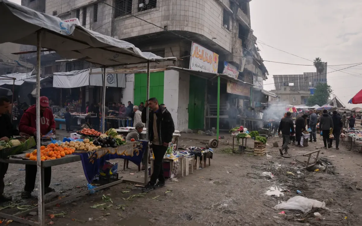 Người dân Palestine mua bán trái cây, rau củ tại một khu chợ đường phố ở Gaza City, ngày 19/12/2025 (Ảnh: AP)