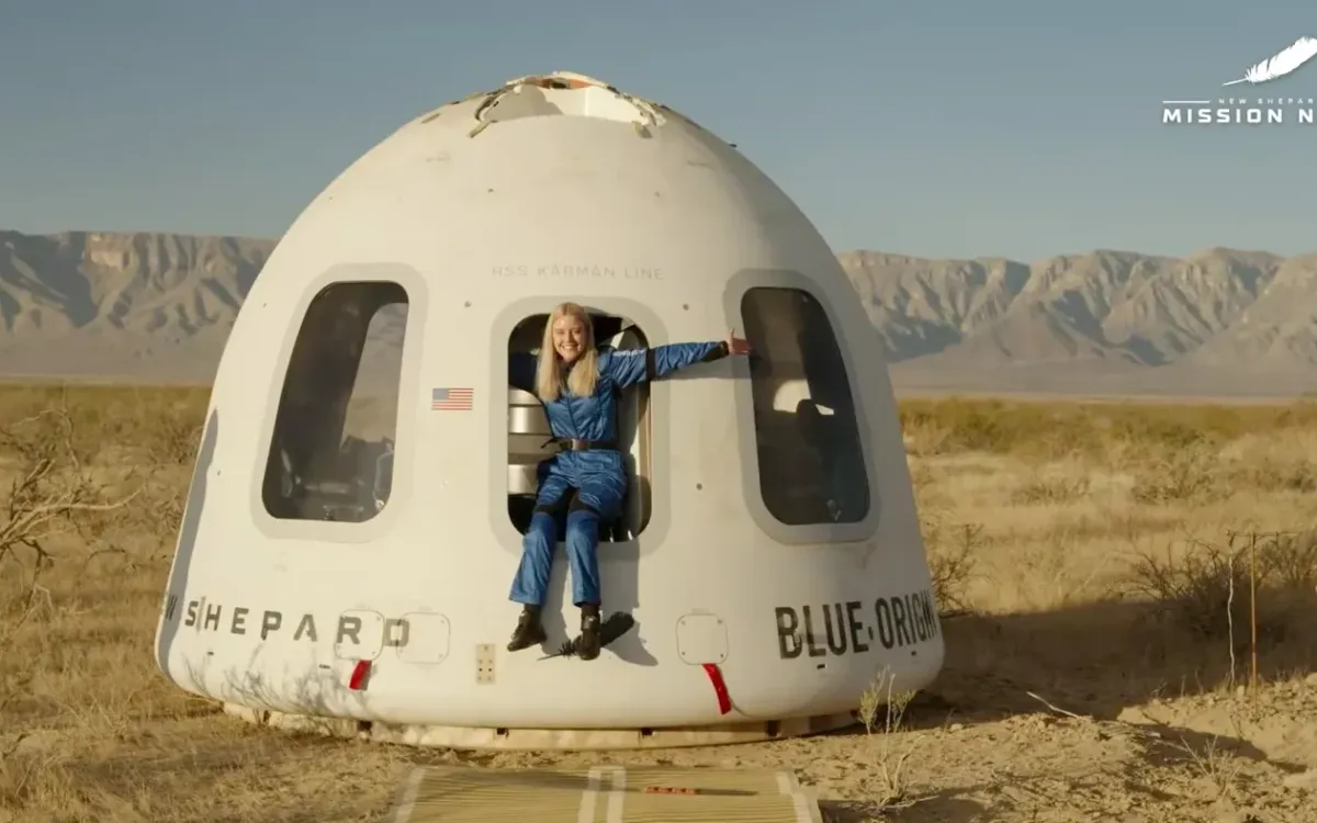 Michaela Benthaus chụp ảnh sau khi khoang tàu Blue Origin hạ cánh tại Tây Texas ngày 20/12/2025 (Ảnh: Blue Origin/AP)