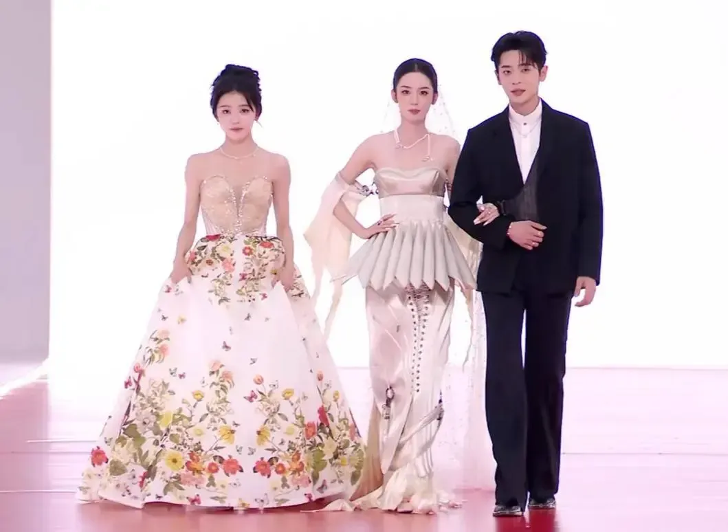 Loạt nghệ sĩ gặp sự cố tr&ecirc;n thảm đỏ Tinh quang đại thưởng - Ảnh 2.