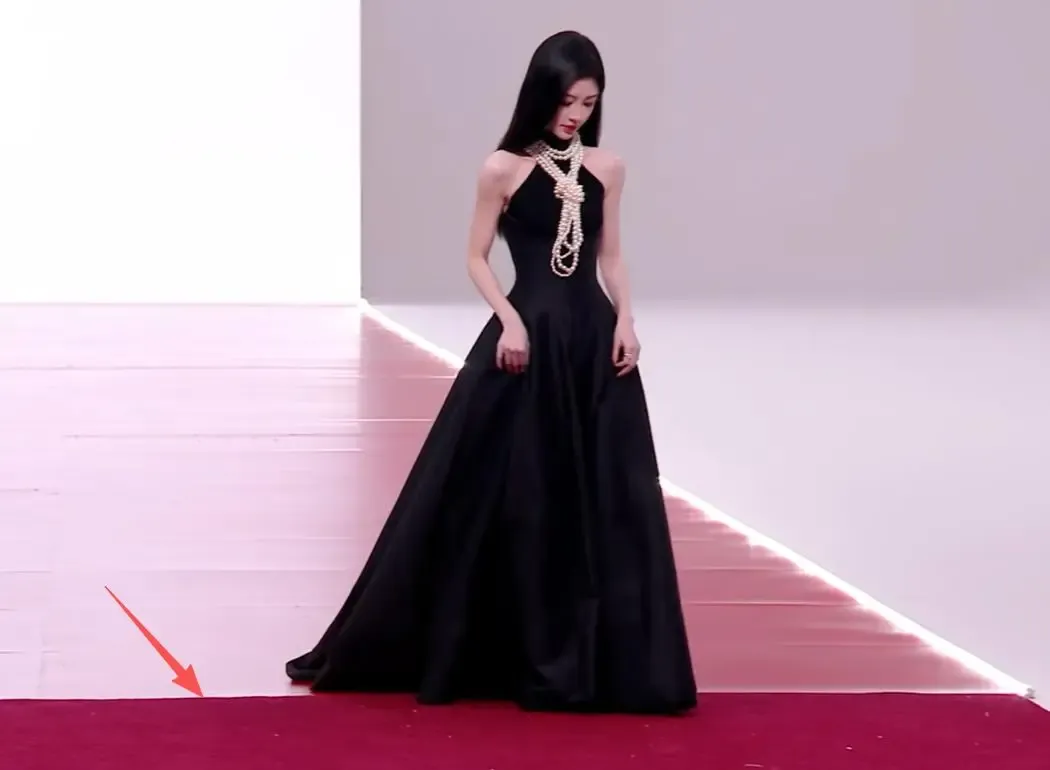 Loạt nghệ sĩ gặp sự cố tr&ecirc;n thảm đỏ Tinh quang đại thưởng - Ảnh 1.