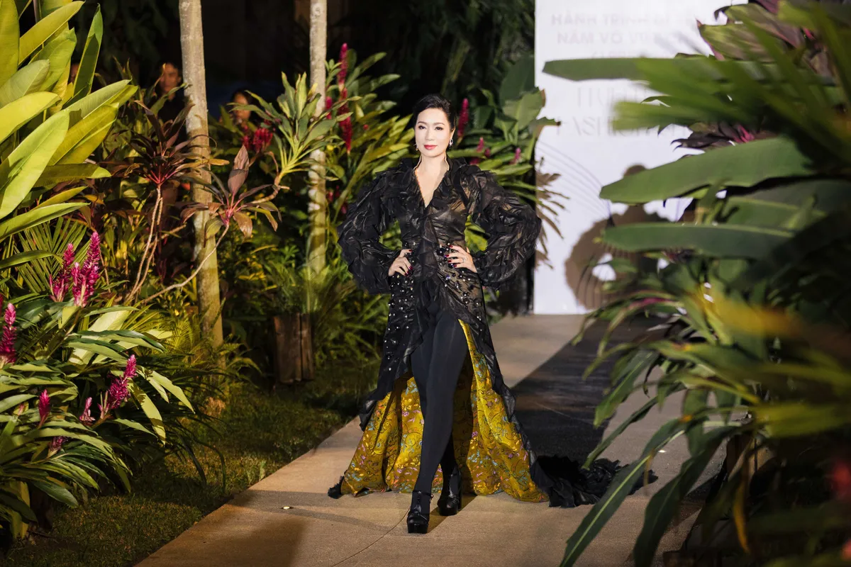 D&agrave;n nghệ sĩ nhiều thế hệ c&ugrave;ng t&ocirc;n vinh h&agrave;nh tr&igrave;nh di sản của L&atilde;nh Mỹ A tr&ecirc;n s&acirc;n khấu thời trang - Ảnh 7.