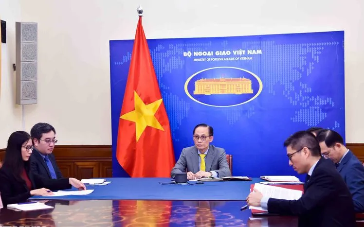 Bộ trưởng Bộ Ngoại giao Lê Hoài Trung điện đàm với Bộ trưởng Bộ Châu Âu và Ngoại giao Pháp Jean Noel Barrot. (Ảnh: TTXVN)