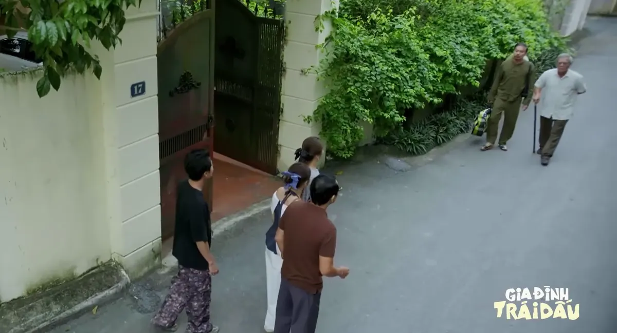 Gia đình trái dấu - Tập 11: Bố và em trai 'báo đời' bất ngờ đến nhà ông Phi - Ảnh 1.