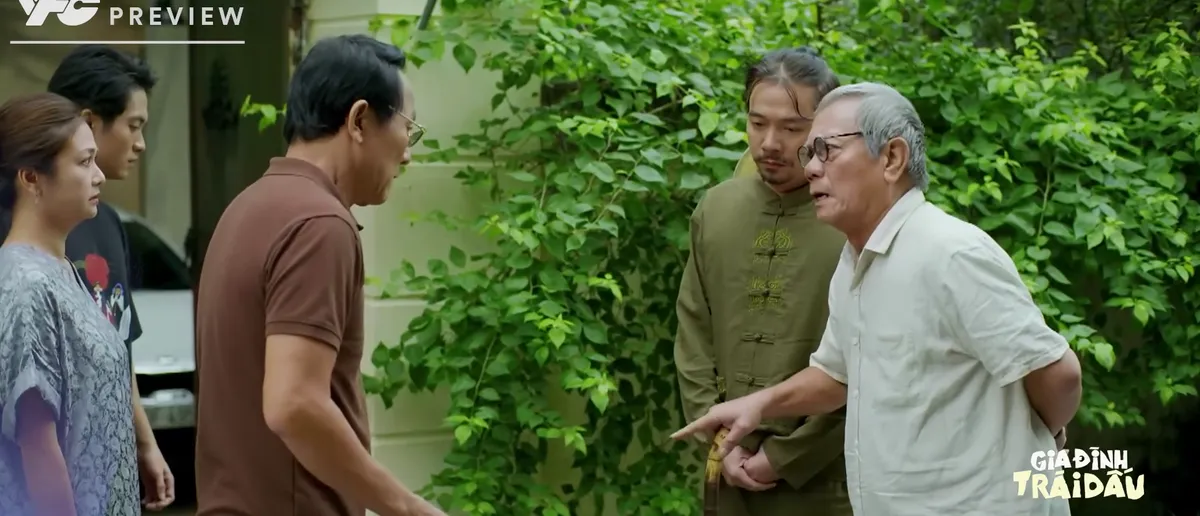 Gia đình trái dấu - Tập 11: Bố và em trai 'báo đời' bất ngờ đến nhà ông Phi - Ảnh 2.