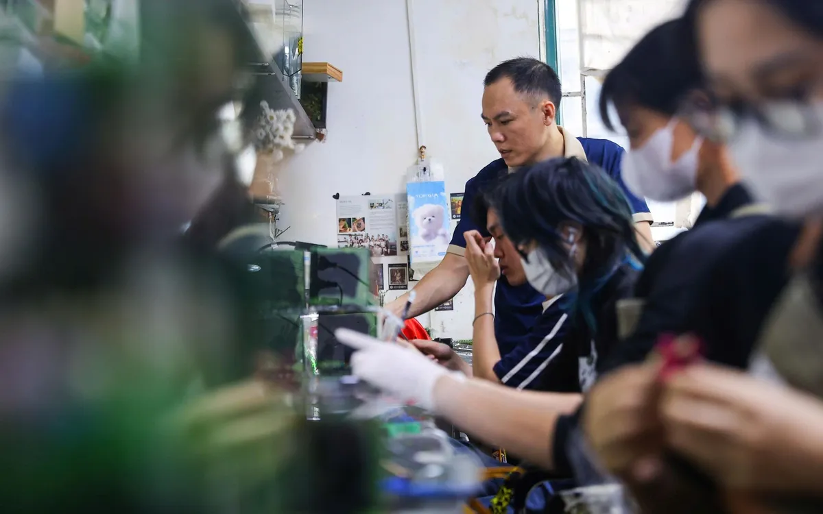 Dù khiếm khuyết về cơ thể, nhưng đôi tay của họ vẫn thoăn thoắt, tỉ mỉ tạo nên những tác phẩm nghệ thuật đầy sức sống.